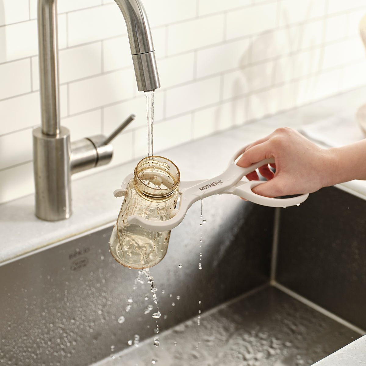 MOTHER-K Baby Bottle Tongs (Cocoa)